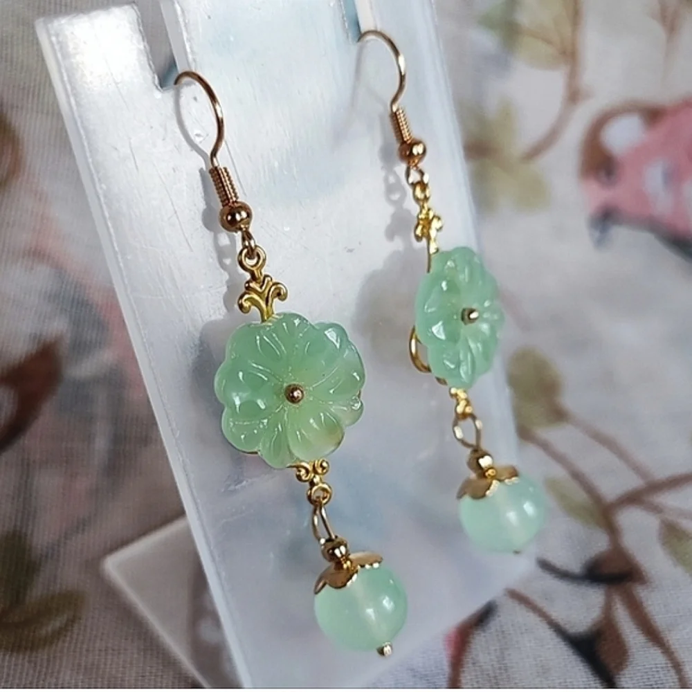 J. Crew Signed Light Green Minty Asymmetrical Gold Tone Necklace Lifesaver Clasp